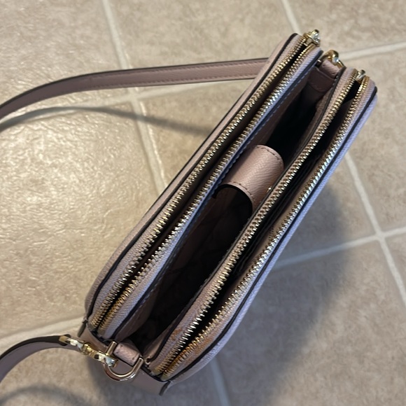 Michael Kors Blush Pink Crossbody purse, like new! - Picture 4 of 10